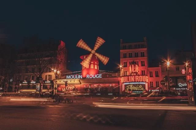 Moulin Rouge  33 główne atrakcje Paryża