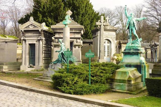 Père-Lachaise  33 główne atrakcje Paryża