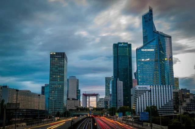 Dzielnica biurowa La Défense  33 główne atrakcje Paryża