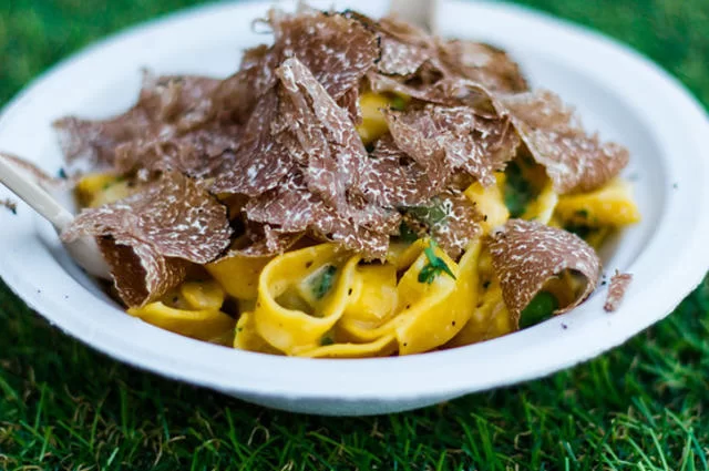 Jaume Escofet / Flickr / CC-BY 2.0 Dania z truflami