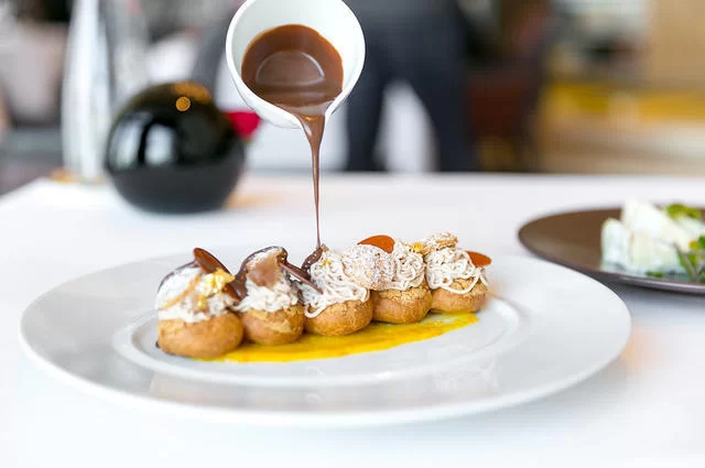 City Foodsters / Flickr / CC-BY 2.0 Kawa i desery