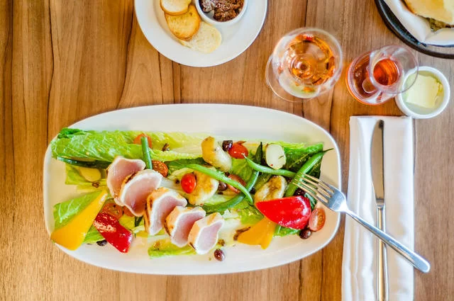 NwongPR / Flickr / CC-BY-ND 2.0 Sałatki