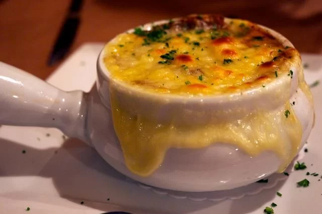 Jun Seita / Flickr / CC-BY 2.0 Zupa cebulowa