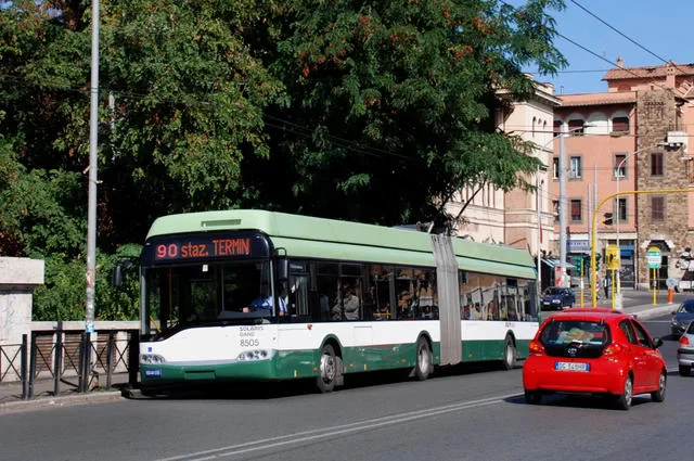 Trolejbus ATAC w Rzymie. Autor: Steve Morgan, CC BY-SA 3.0, Wikimedia Commons Rete filoviaria di Roma
