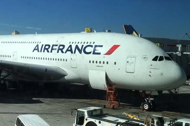 Zdjęcie: geneliao / pixabay.com Z czego lepiej skorzystać: z pociągu czy samolotu?