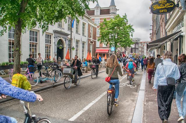 Zdjęcie: ernestovdp / pixabay.com Przyjemna jazda na rowerze po ulicach Amsterdamu