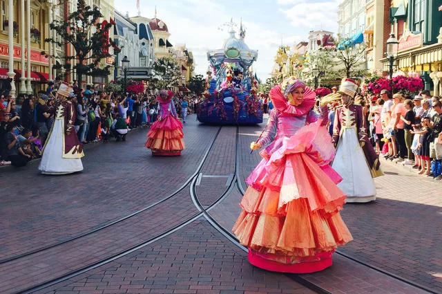 Bhumil Chheda / Unsplash W Paryskim Disneylandzie