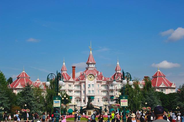 Seif Ak / Unsplash W Paryskim Disneylandzie