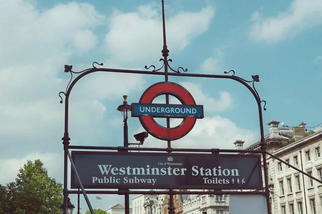 Zdjęcia: xxolaxx / Pixabay Westminster Tube Station