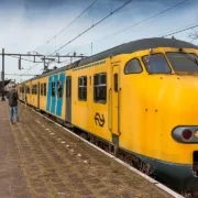 1280px-Ex_NS_Mat’64_leaving_Hook_of_Holland_(33661991325) Pociąg w Holandii