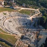 Teatro_greco_di_Siracusa_-_aerea 2 Park Archeologiczny