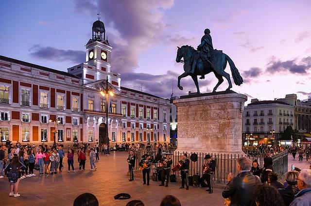 Jorge Franganillo / Wikimedia Commons / CC-BY 2.0 Puerta del Sol