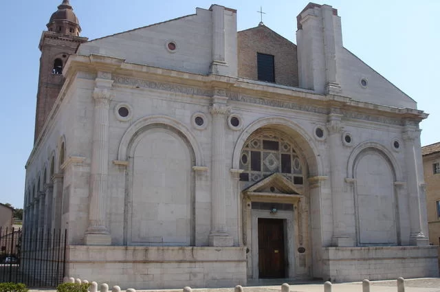 Zdjęcie: Michele1978rimini / Wikimedia Commons / public domain Храм Малатеста Леон-Баттиста Альберти