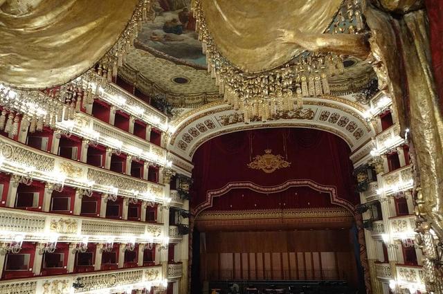 Viva-Verdi / commons.wikimedia.org / CC BY-SA 3.0 Teatro di San Carlo