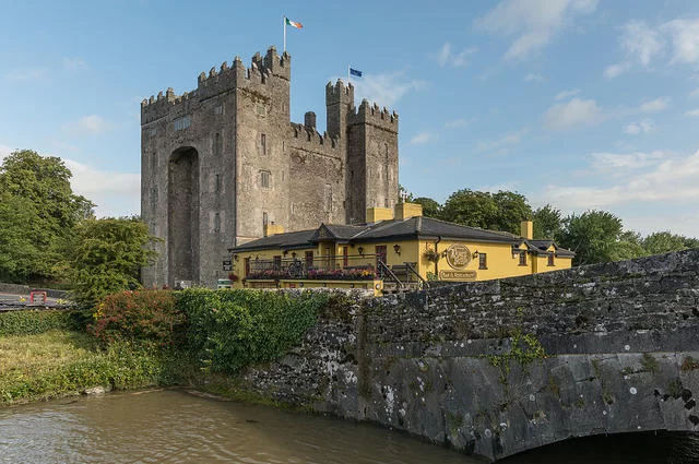 DXR / Wikimedia Commons / CC-BY-SA 4.0 20 zamków w Irlandii: Zamek Bunratty