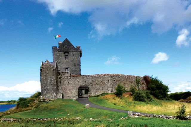 Boomur / Wikimedia commons / CC BY-SA 3.0 20 zamków w Irlandii: Zamek Dunguaire