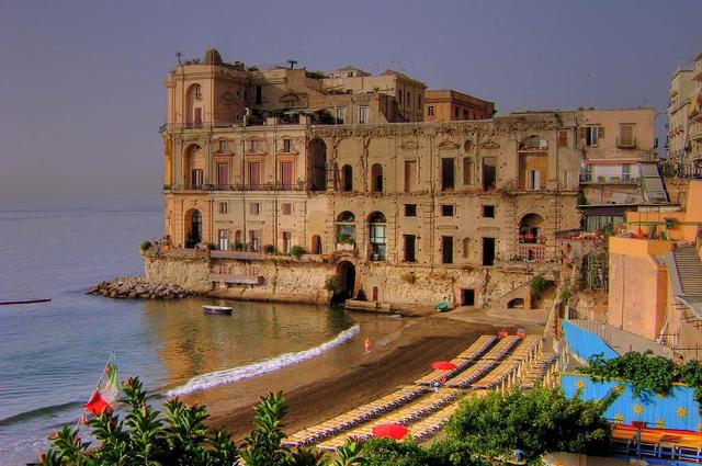 2 alterdimaggio1957 / Wikimedia commons / CC BY-SA 2.0 Plaża w Posillipo