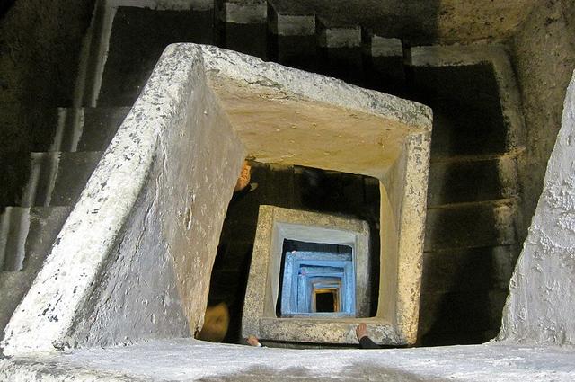 Armando Mancini / commons.wikimedia.org / CC BY-SA 2.0 Podziemny Neapol (Napoli Sotterranea)