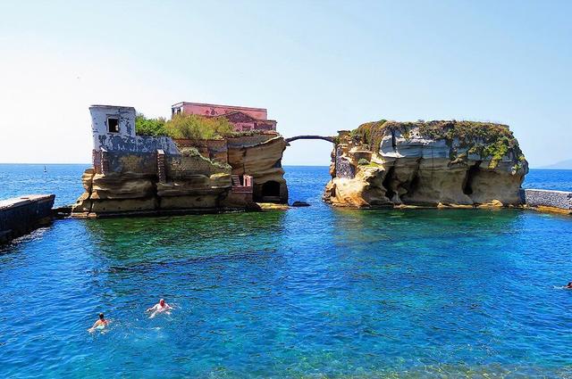 Gianfranco Vitolo / Wikimedia commons / CC BY 2.0 Plaża Gaiola