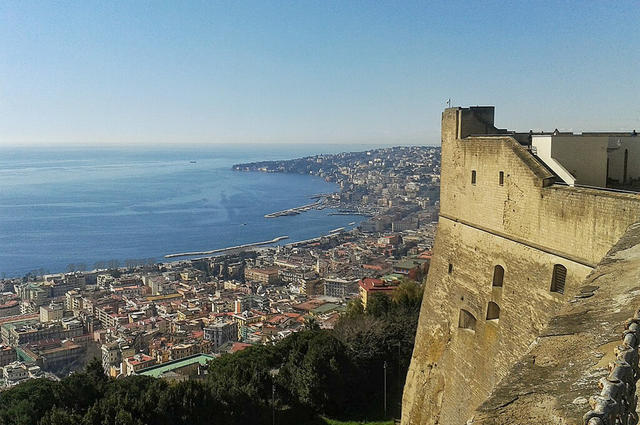 Vincenzo Gionta / commons.wikimedia.org / CC BY-SA 3.0 Punkt widokowy San Martino i zamek Sant Elmo