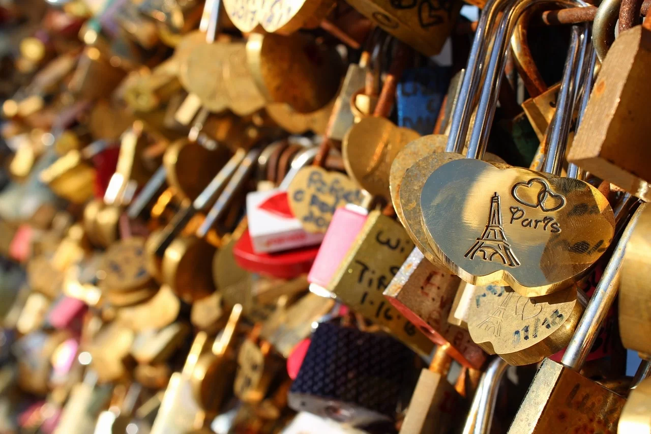 Załóż kłódkę na moście Sztuki Załóż kłódkę na moście Sztuki