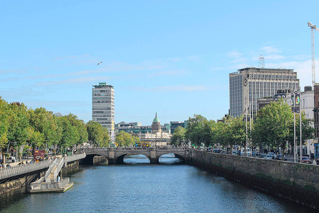 Rejs promem po rzece Liffey w Dublinie