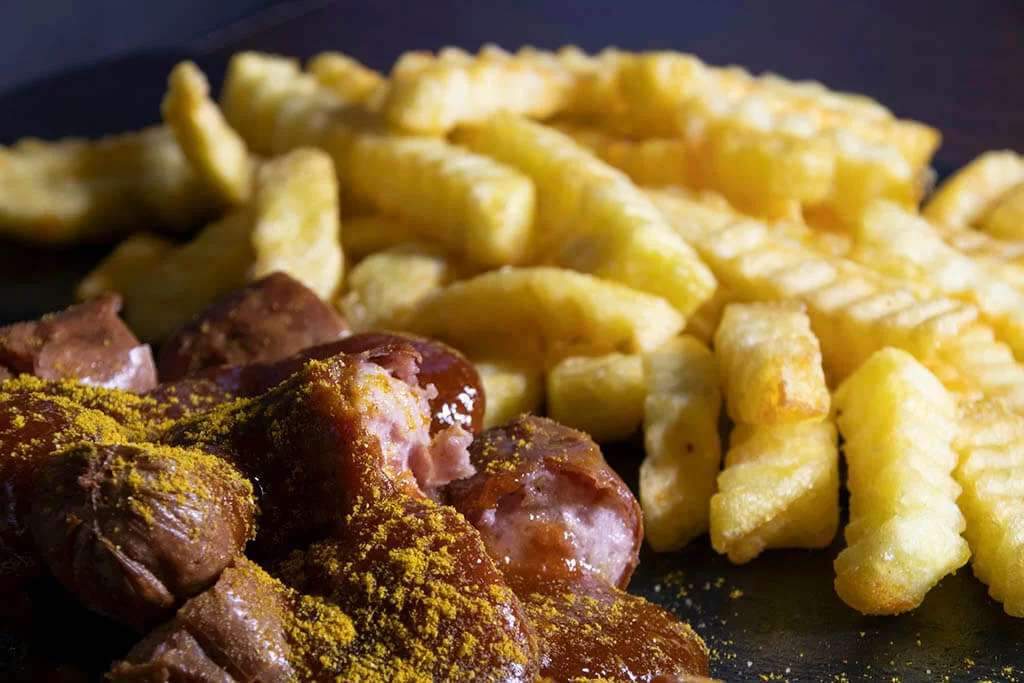 Popularne dania w Berlinie: Currywurst