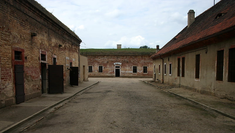 Więzienne dziedzińce Więzienne dziedzińce