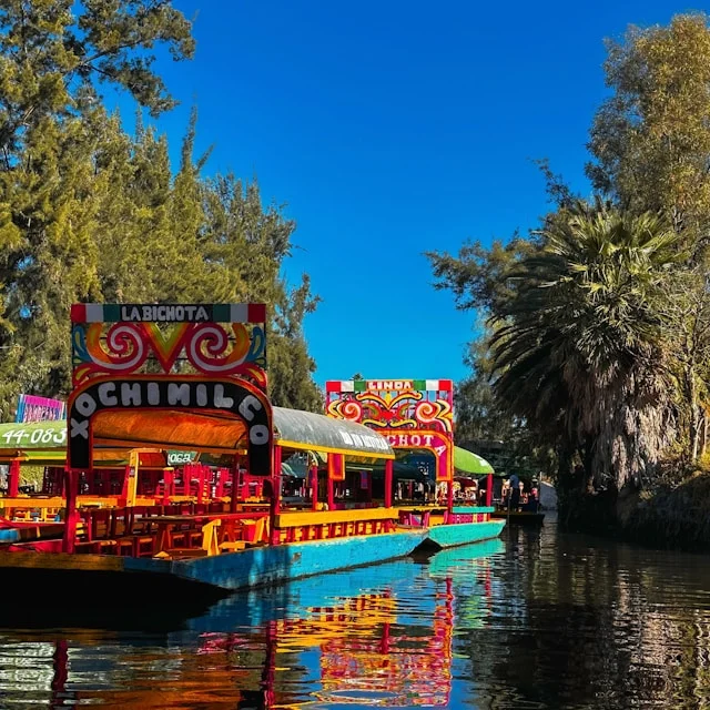 Jaskrawo kolorowe łodzie