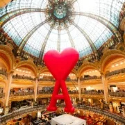 Świąteczne witryny sklepowe Paryża