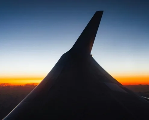 Lotnisko w Paryżu w nocy