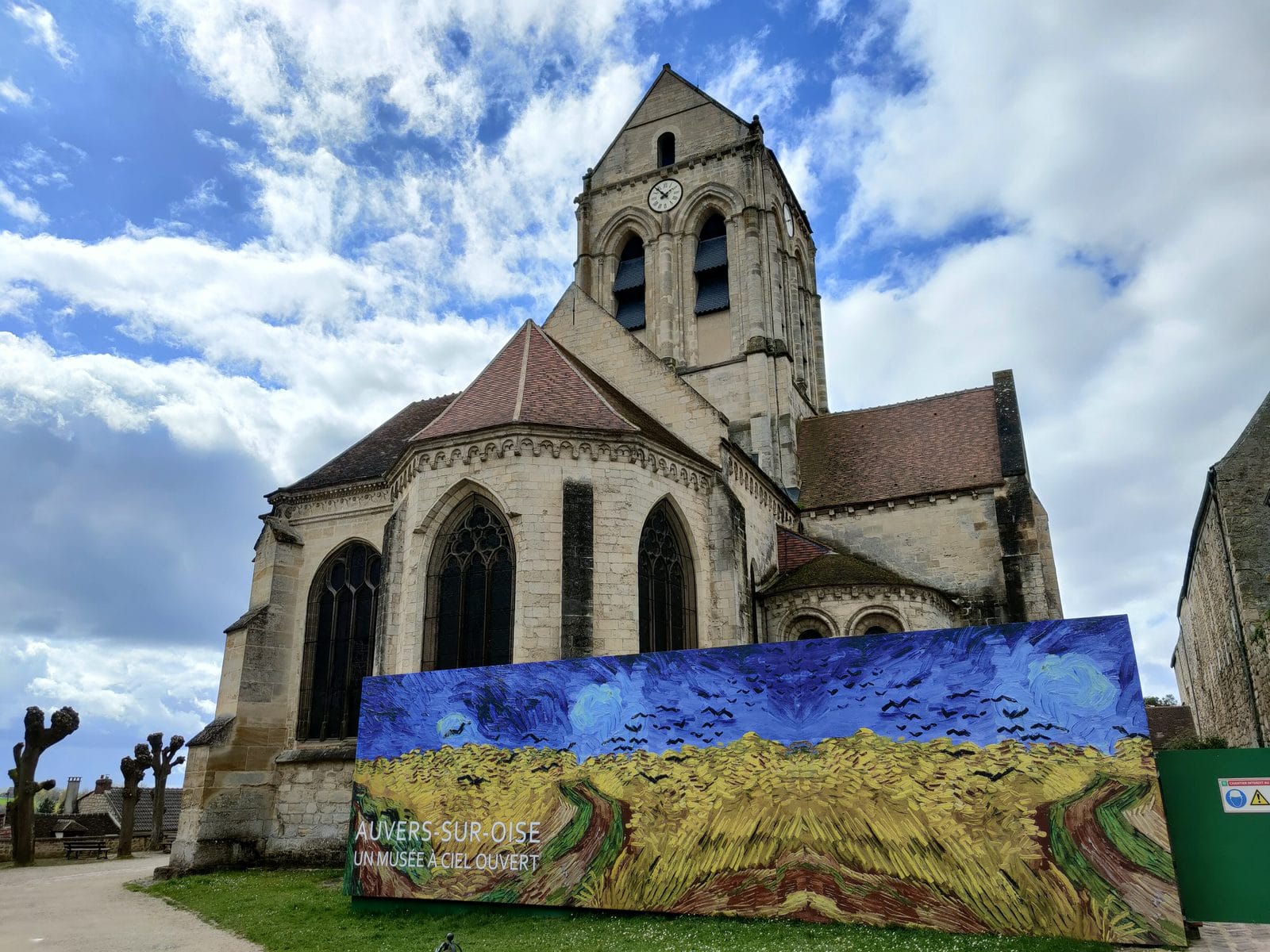 Kościół w Auvers-sur-Oise z reprodukcją obrazu Van Gogha Pole pszenicy z krukami