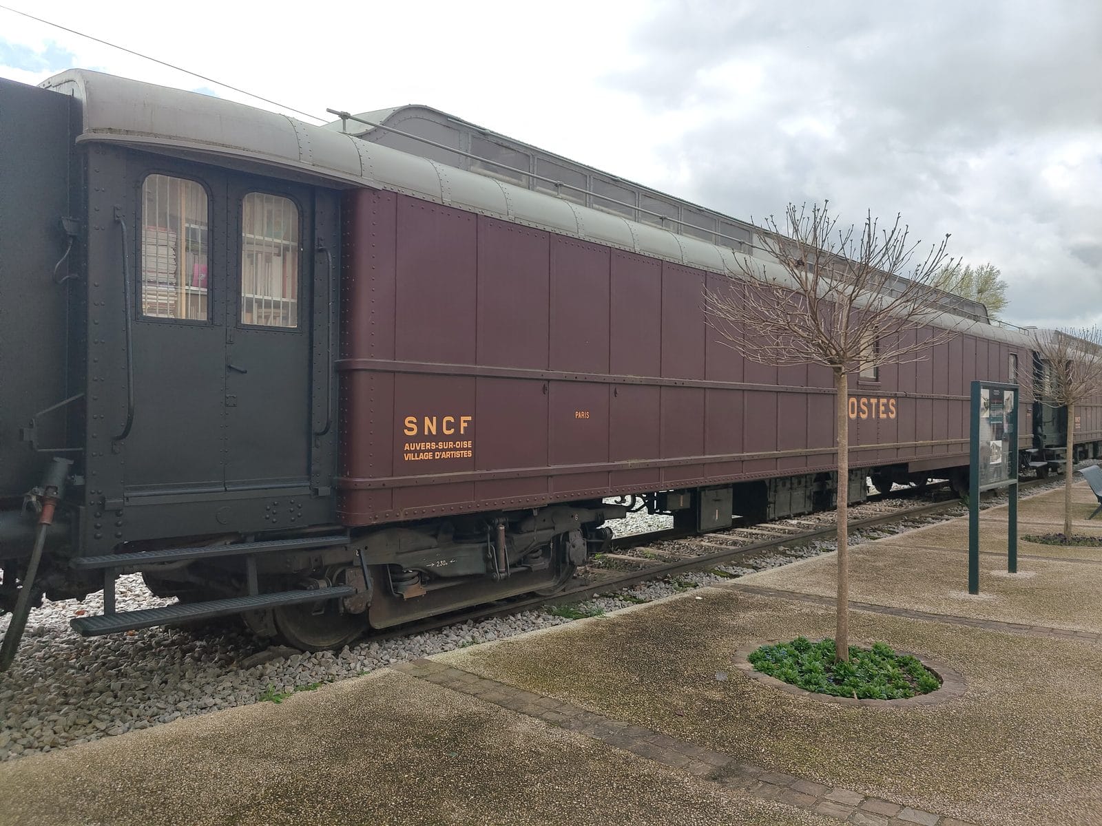 Stary wagon SNCF na stacji Auvers-sur-Oise