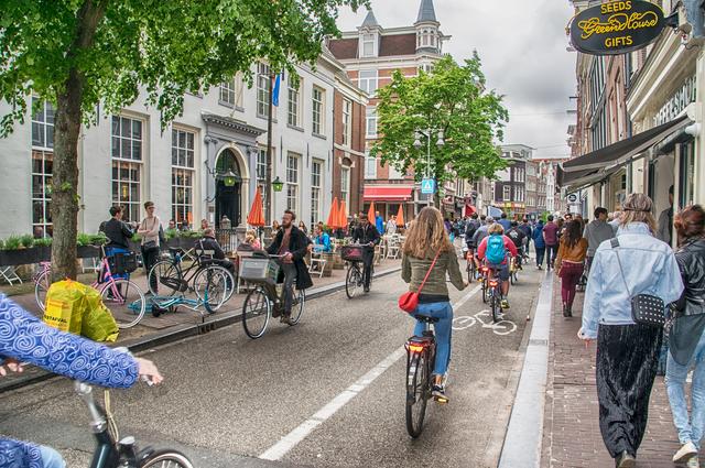 Przyjemna jazda na rowerze po ulicach Amsterdamu