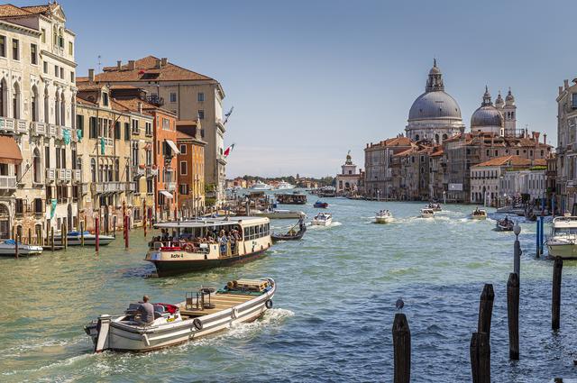 Jak dostać się do Wenecji z lotniska transportem wodnym