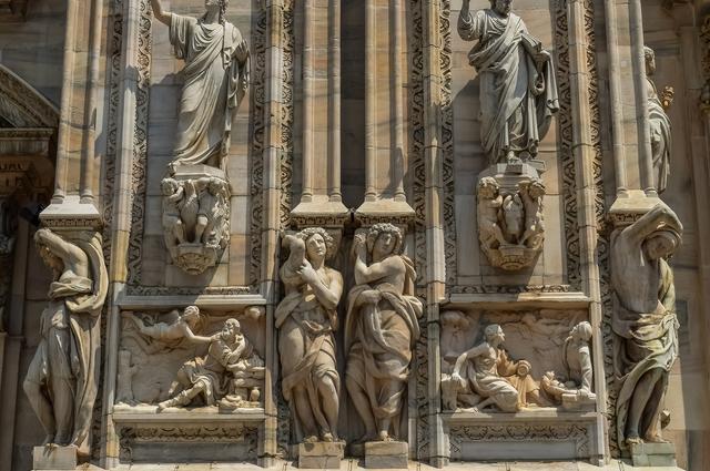 Rzeźby w katedrze w Mediolanie