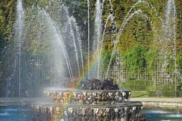 Kiedy są czynne fontanny w Wersalu?