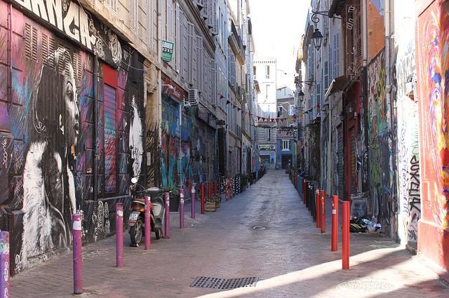 Niebezpieczne dzielnice Marsylii. Jakich miejsc unikać będąc turystą?