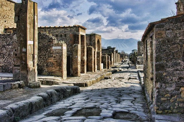 W którym roku i w jaki sposób zginęło miasto Pompeje?