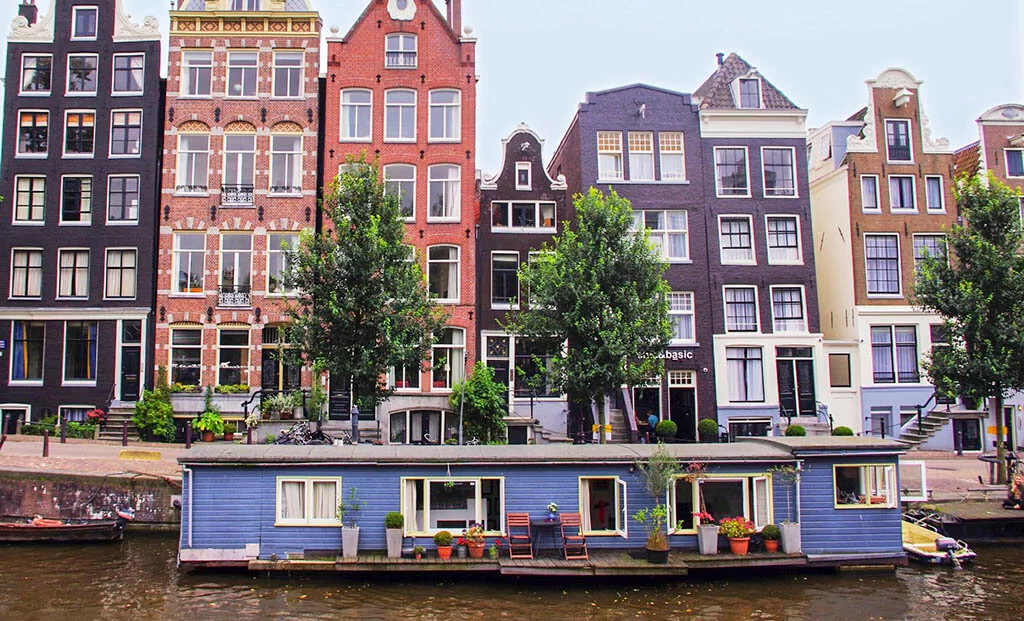 Wycieczki po kanałach w Amsterdamie