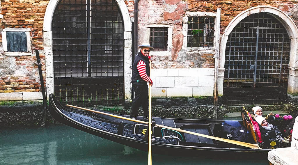 Gondole w Wenecji: jak poruszać się po kanałach?