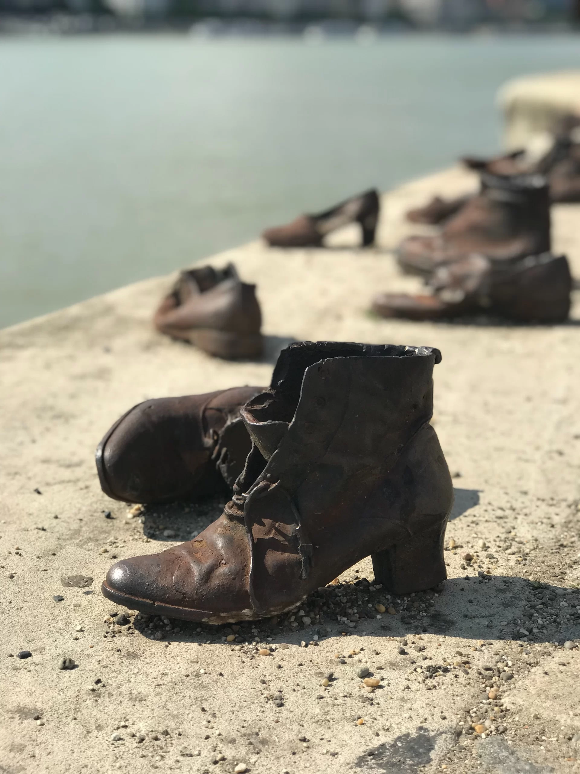 Zobacz buty na brzegu Dunaju