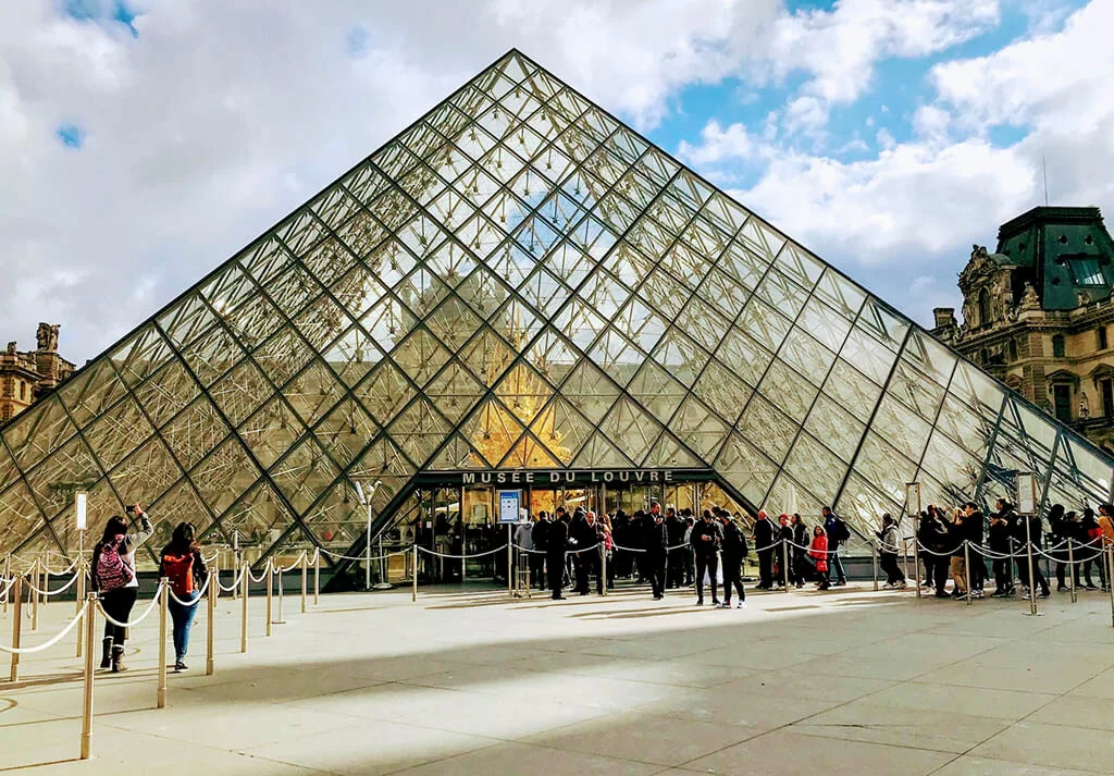 Luwr w Paryżu: Piramida w Luwrze